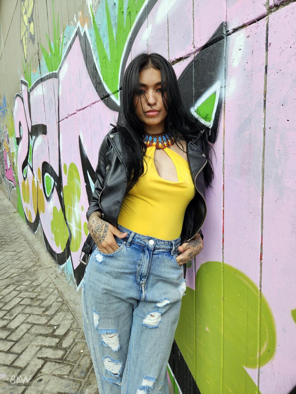 20P Das sexy Babe Alexa Belluci fingert ihre kahle Fotze, nachdem sie draußen ihre Titten gezeigt hat