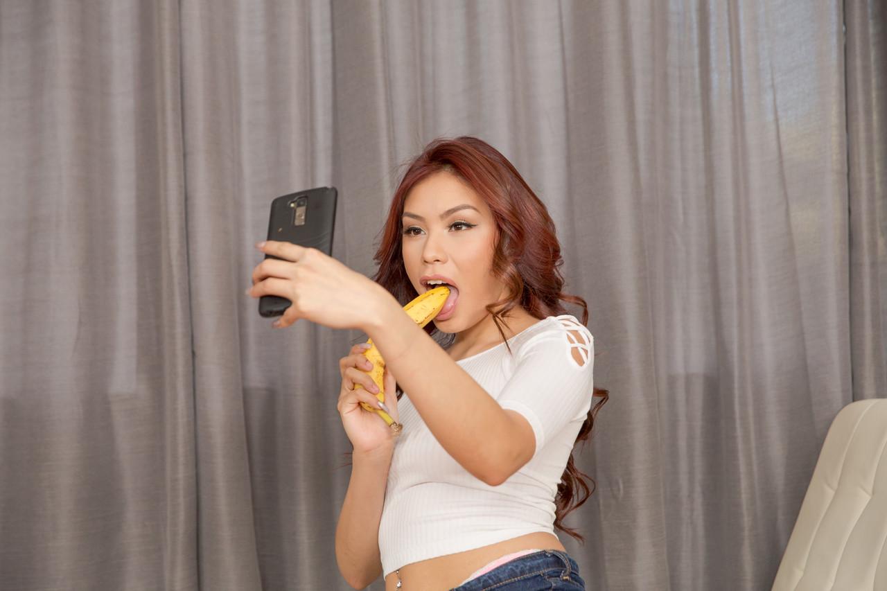 15P La lesbiana madura Phoenix Marie se quita los pantalones y se pone el arnés