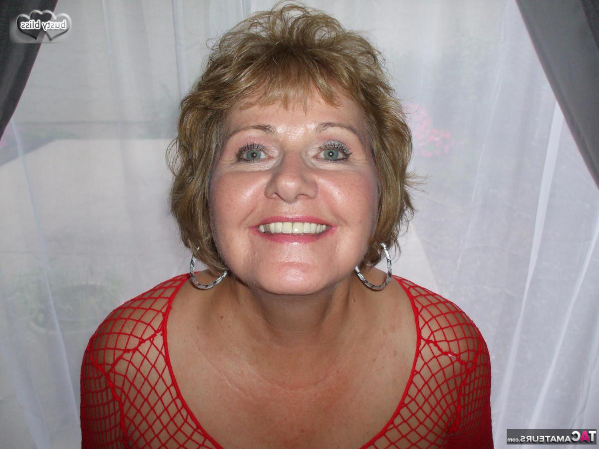 20P La mayor amateur Busty Bliss muestra con orgullo sus tetas naturales