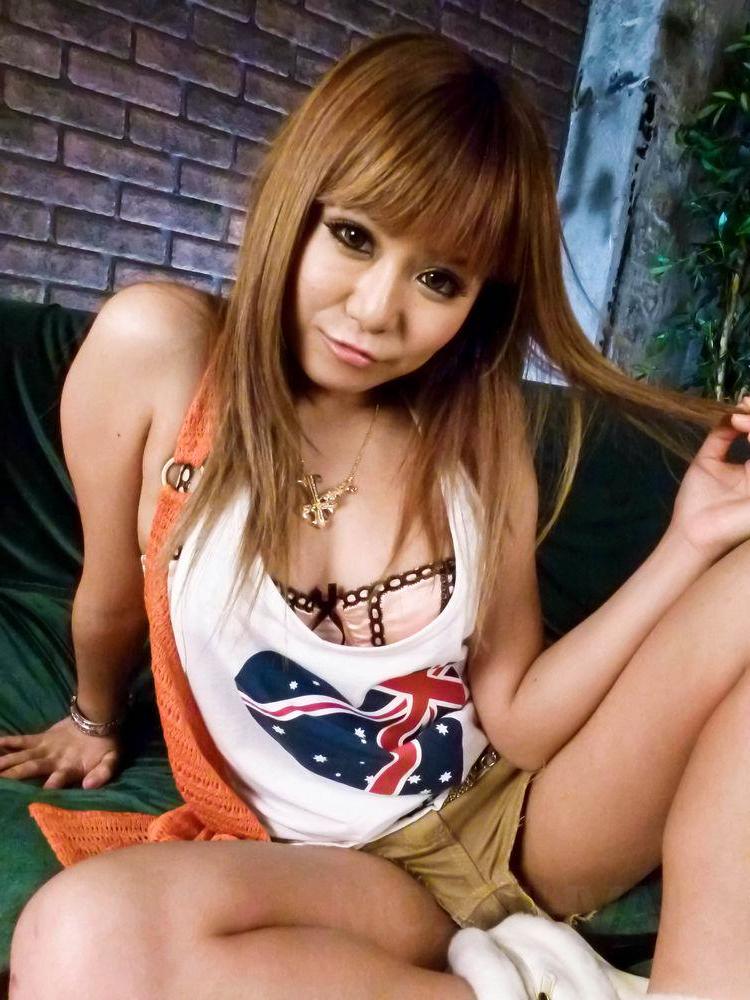 15P Das rothaarige japanische Mädchen Kokoa Ayane trägt nach dem Sex in einem Tanktop einen Creampie zur Schau