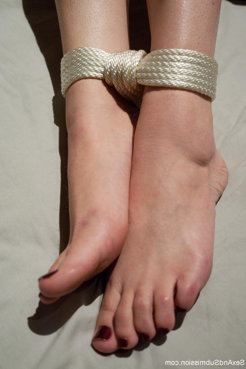 20P A paciente sexy Lily LaBeau come buceta em um trio BDSM com médicos excêntricos