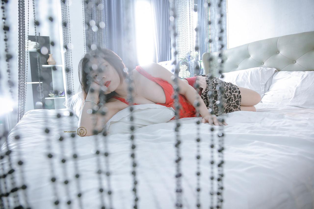 20P Linda garota asiática exibe suas pernas quentes enquanto brinca em lingerie vermelha