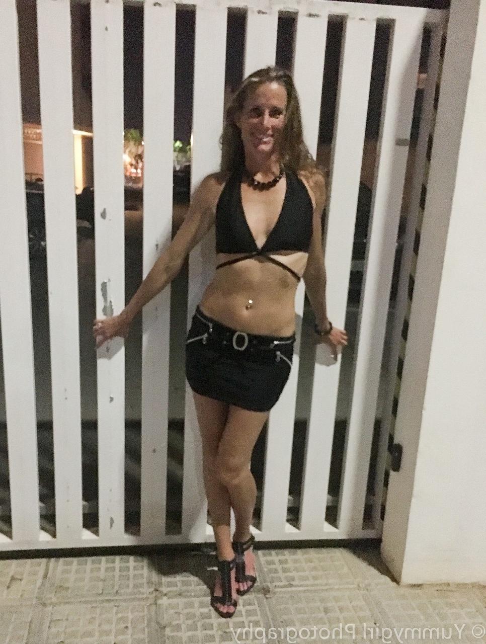 20P Die heiße MILF Sofie Marie zeigt ihren großen Arsch und ihre leckbare rasierte Muschi