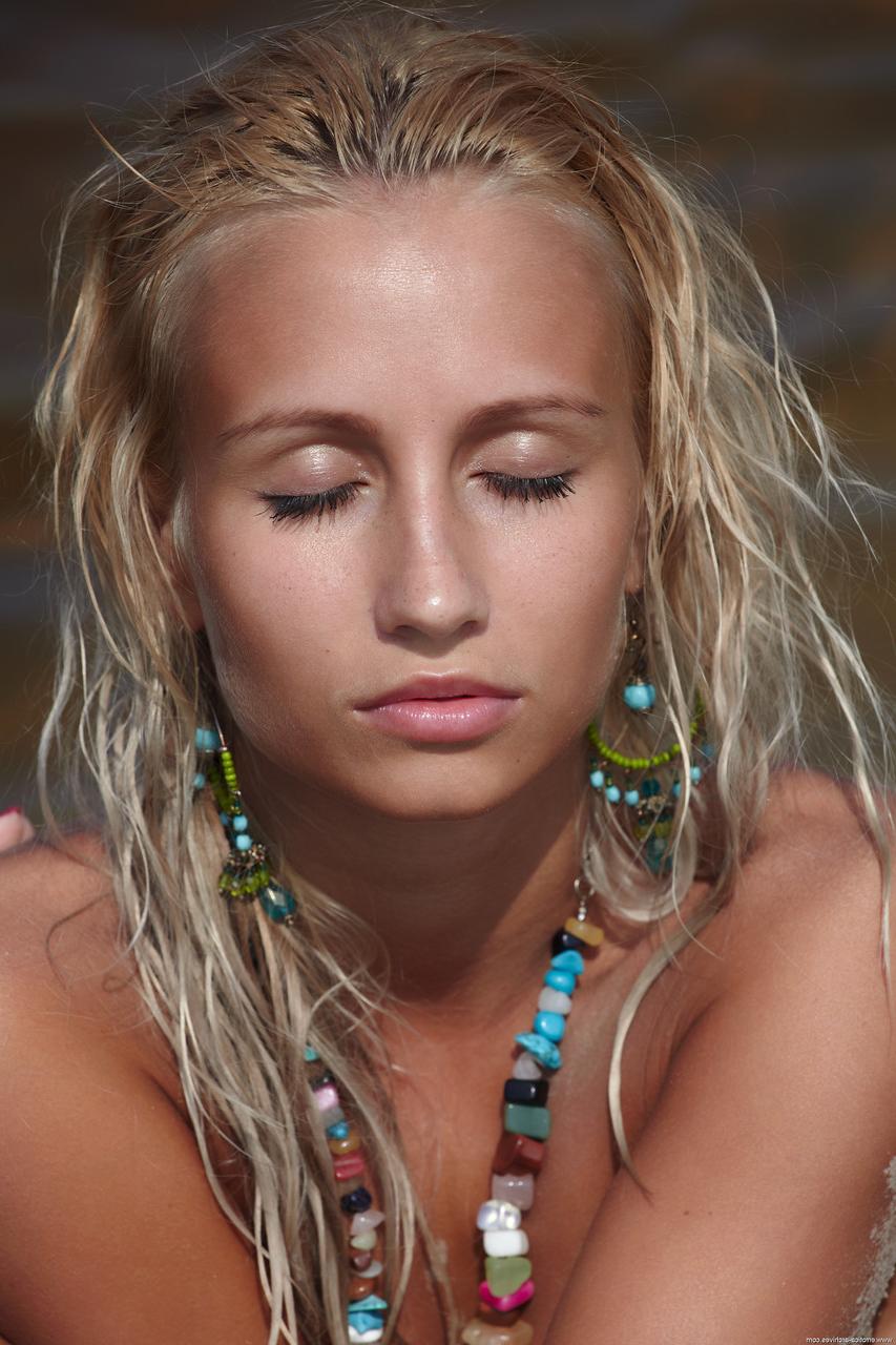 20P Babe Afina stellt ihren heißen, gebräunten Körper und ihre Löcher zur Schau, während sie nackt am Strand posiert