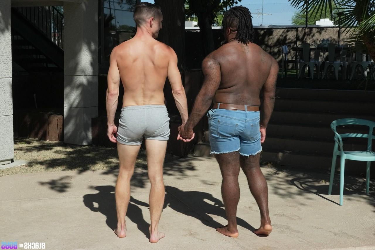 20P L'énorme ébène Micah Martinez baise le mignon garçon gay caucasien Ethan Sinns dans le cul