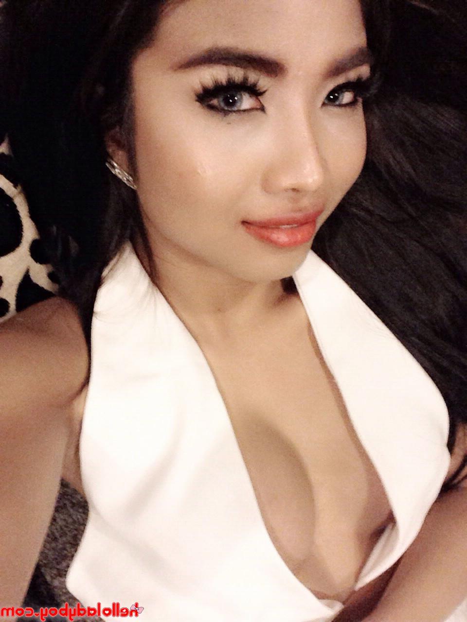 20P Sexy travesti asiática Lee Ya exibe seus peitos grandes e firmes e posa em um solo