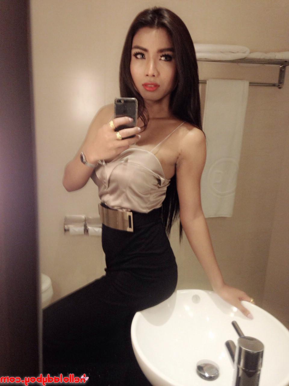 20P Sexy travesti asiática Lee Ya exibe seus peitos grandes e firmes e posa em um solo