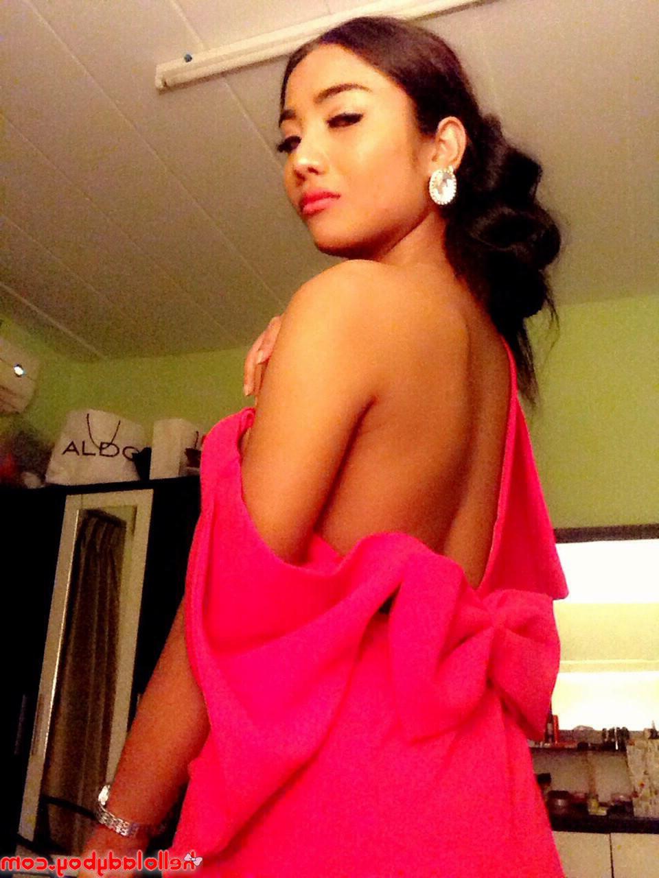 20P Sexy travesti asiática Lee Ya exibe seus peitos grandes e firmes e posa em um solo
