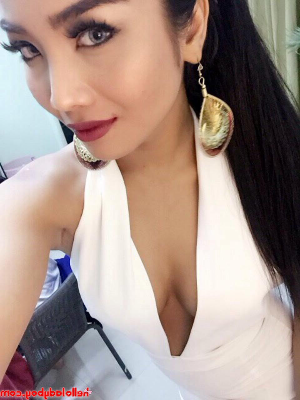 20P Sexy travesti asiática Lee Ya exibe seus peitos grandes e firmes e posa em um solo