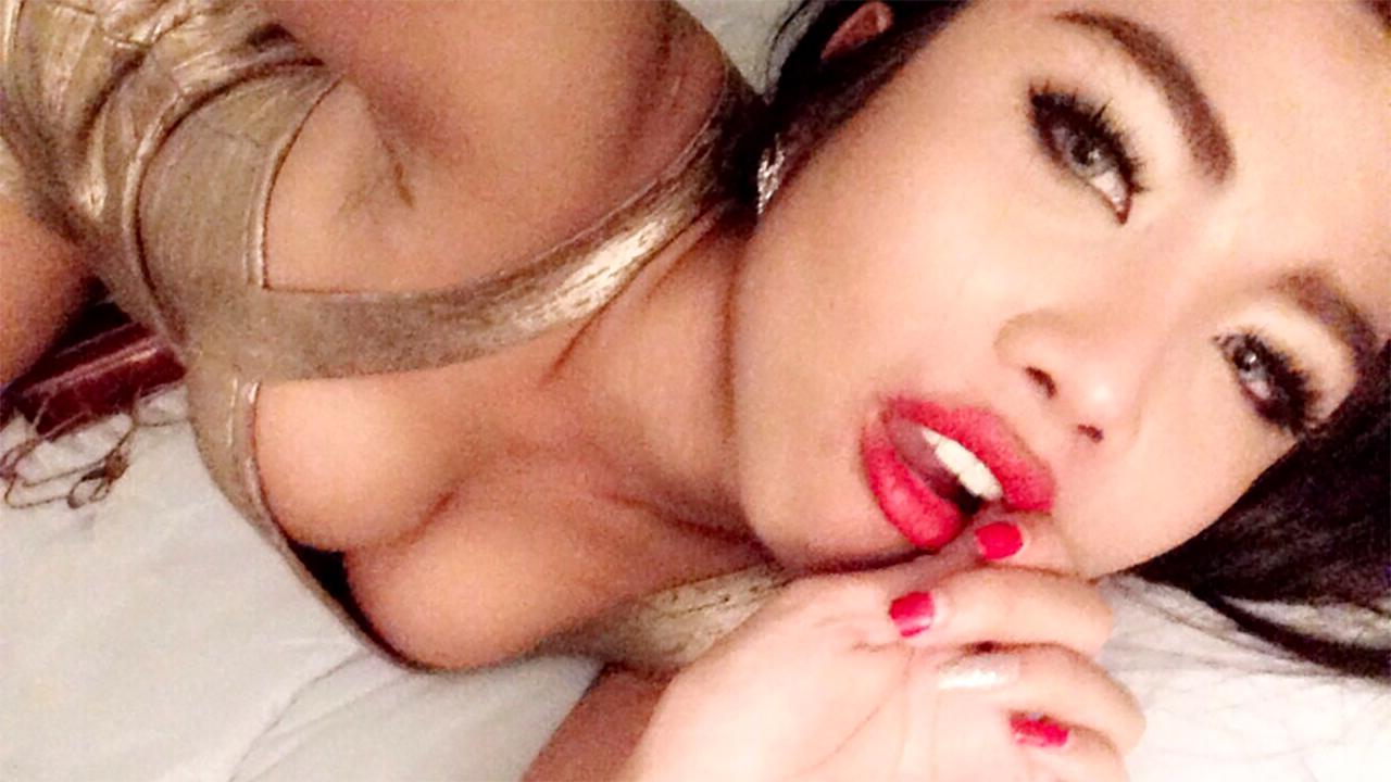 20P Sexy travesti asiática Lee Ya exibe seus peitos grandes e firmes e posa em um solo