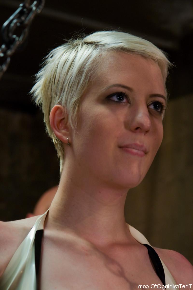 20P Die heiße Blondine mit den großen Titten Cherry Torn wird gedemütigt und gefesselt gefickt