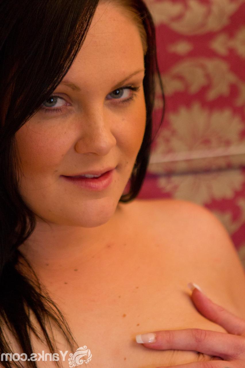 15P BBW amateur se caresse après s'être déshabillée