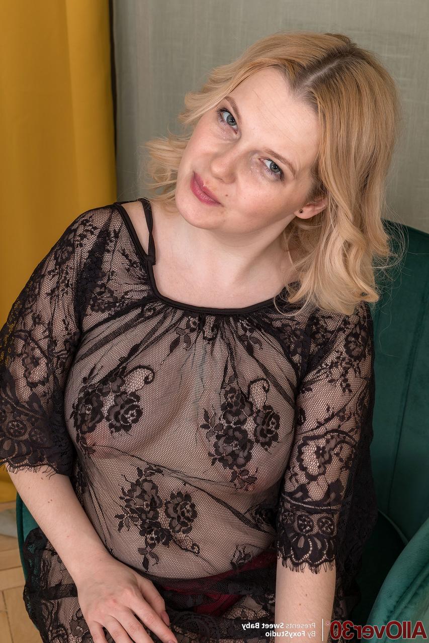 20P Gordinha amadora MILF Sweet Baby perde sua lingerie transparente e se masturba