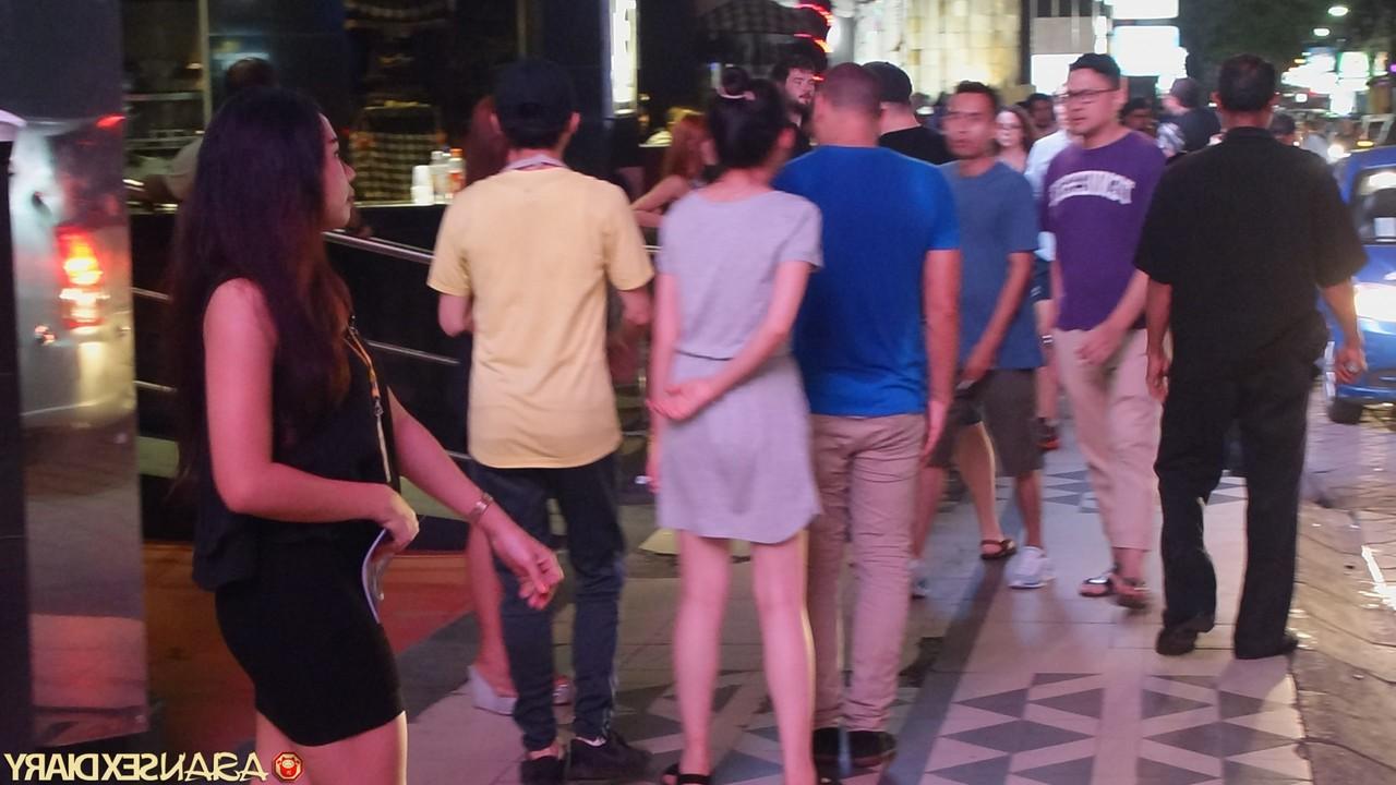 17P La guapa asiática Aed follada por su inocente coño a lo perrito en POV