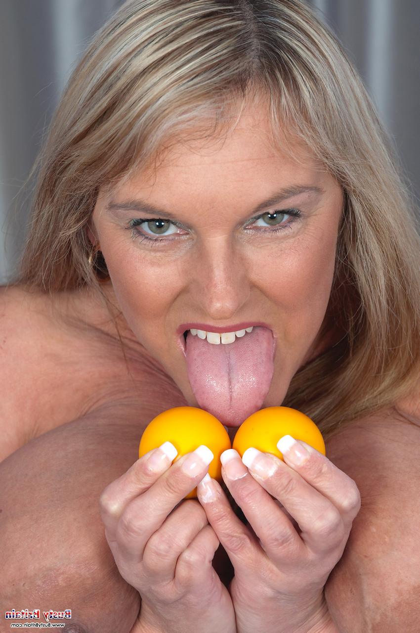 15P Die blonde britische BBW Carol Brown zieht sich in Nylons auf einem Billardtisch aus