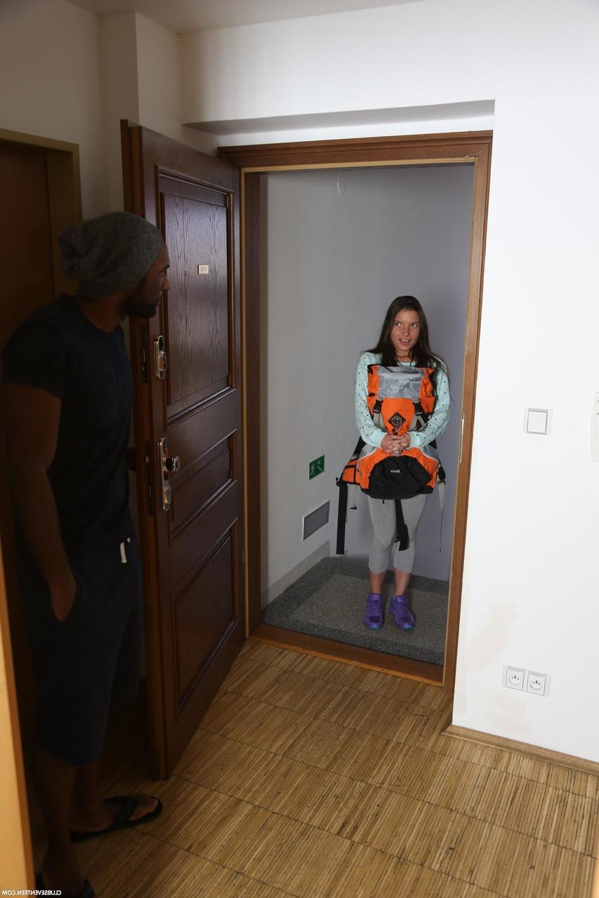 20P A pequena adolescente Anita S tem um trio interracial selvagem com dois garanhões pretos pendurados