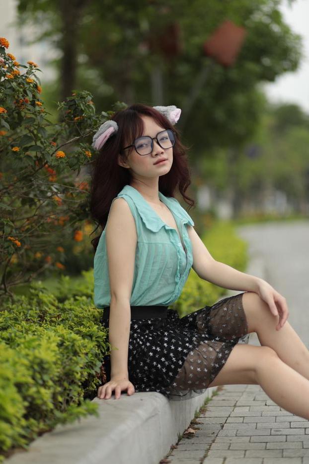 20P Linda adolescente asiática com óculos posa em sua roupa provocante do lado de fora