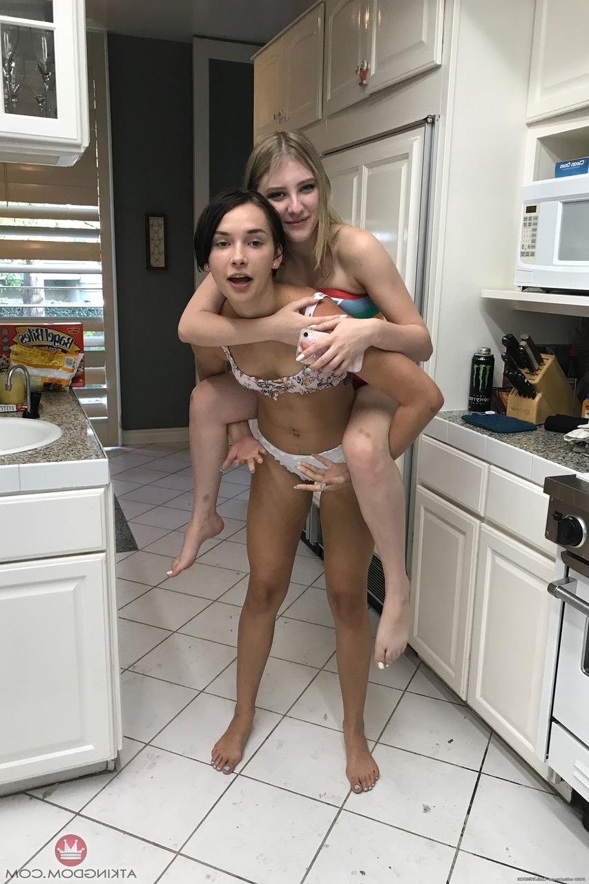 20P Das brünette Babe Natalie Porkman spreizt ihre rasierte Muschi aus nächster Nähe