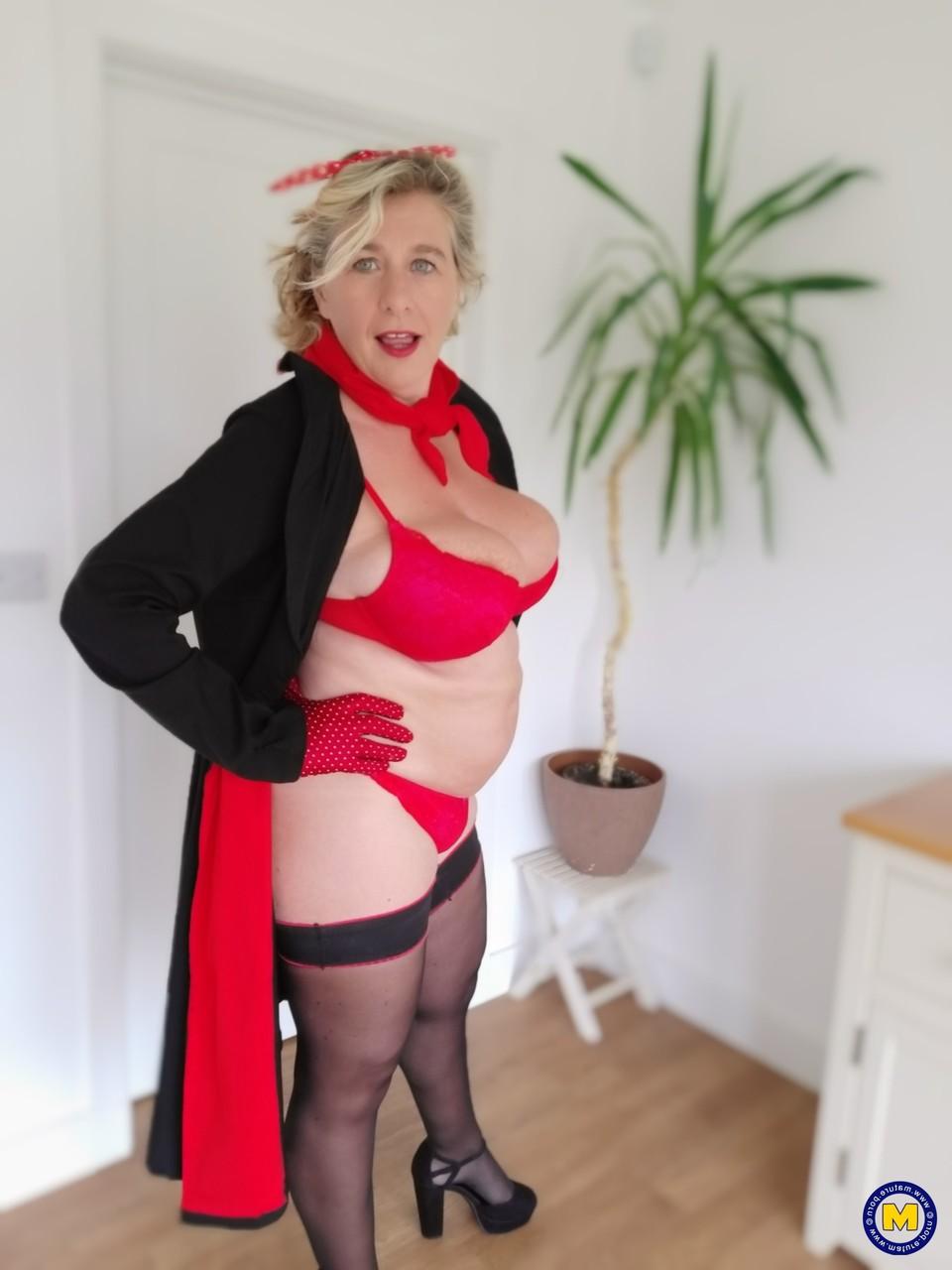 20P La grand-mère potelée Camilla Creampie vous taquine avec ses gros seins en lingerie sexy.