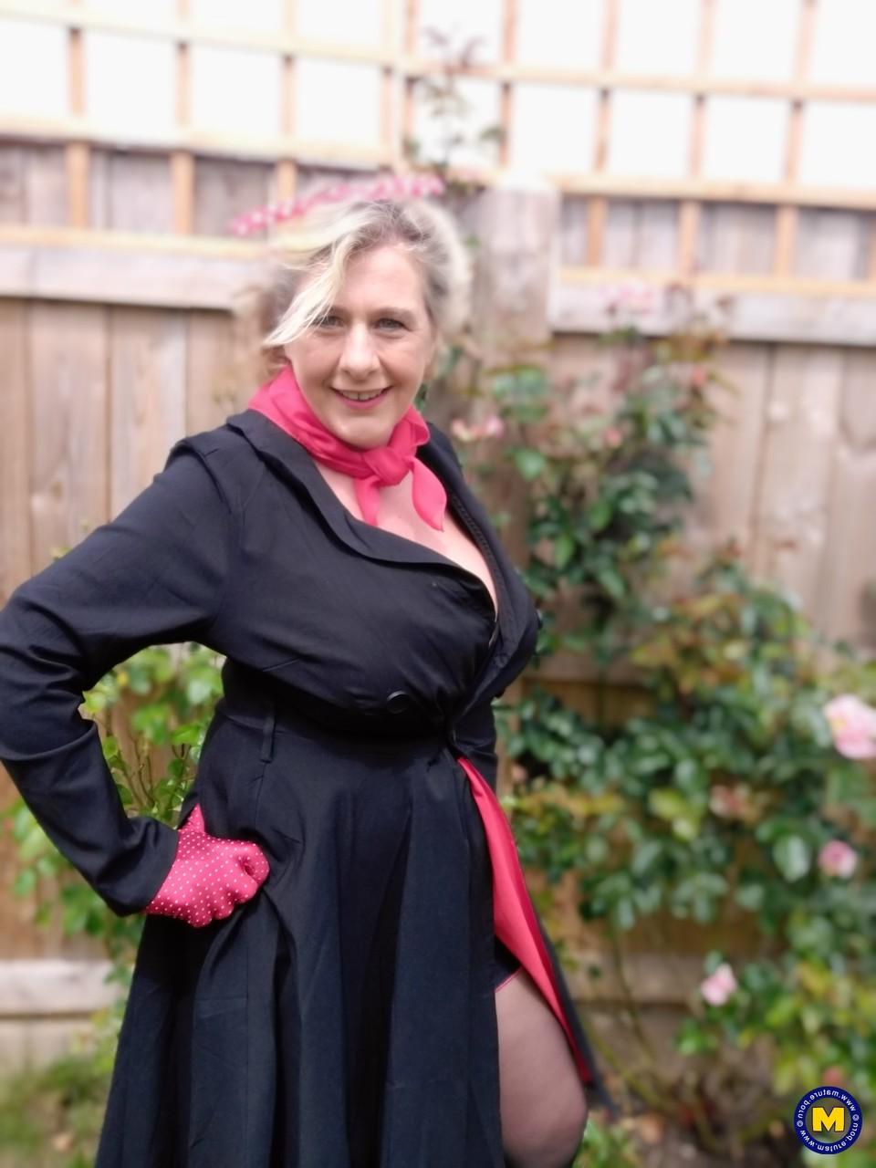 20P La grand-mère potelée Camilla Creampie vous taquine avec ses gros seins en lingerie sexy.
