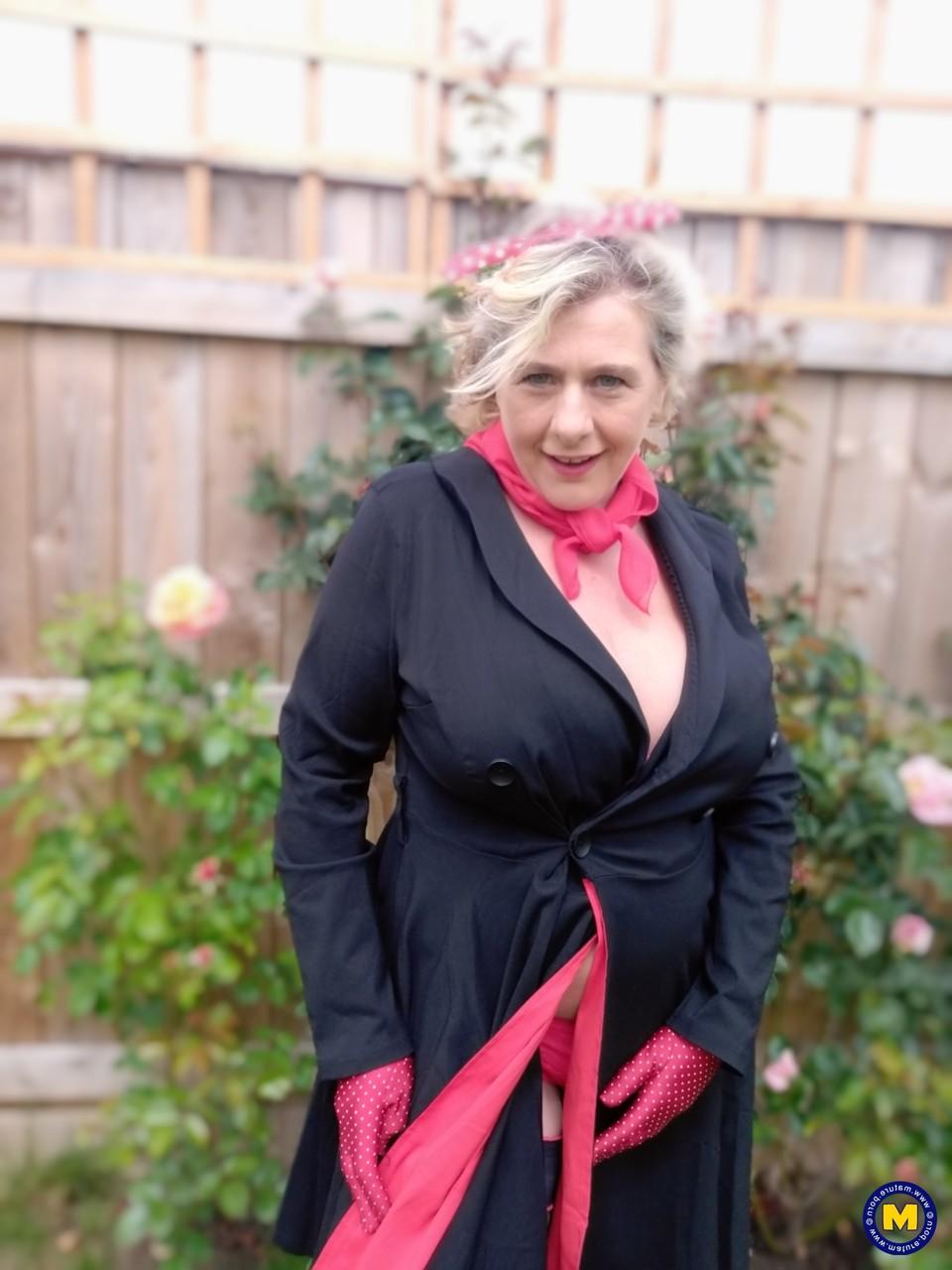 20P La grand-mère potelée Camilla Creampie vous taquine avec ses gros seins en lingerie sexy.