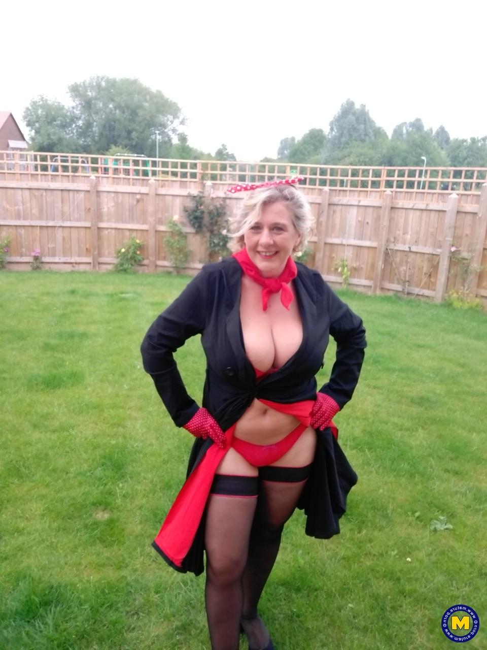 20P La grand-mère potelée Camilla Creampie vous taquine avec ses gros seins en lingerie sexy.