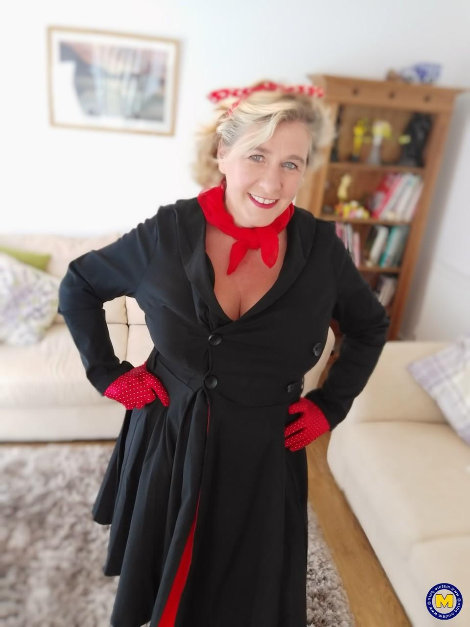 20P La grand-mère potelée Camilla Creampie vous taquine avec ses gros seins en lingerie sexy.