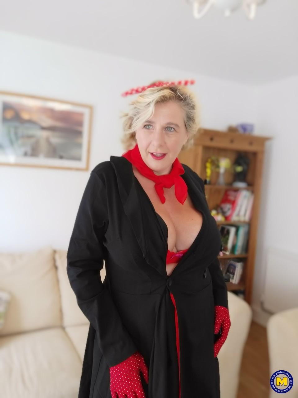 20P La grand-mère potelée Camilla Creampie vous taquine avec ses gros seins en lingerie sexy.