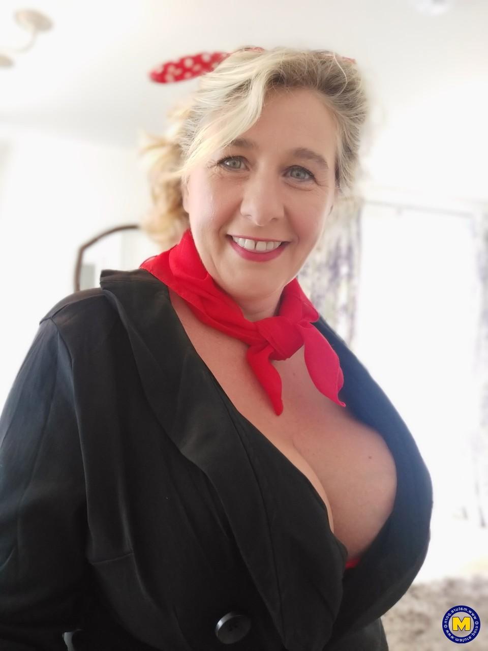 20P La grand-mère potelée Camilla Creampie vous taquine avec ses gros seins en lingerie sexy.
