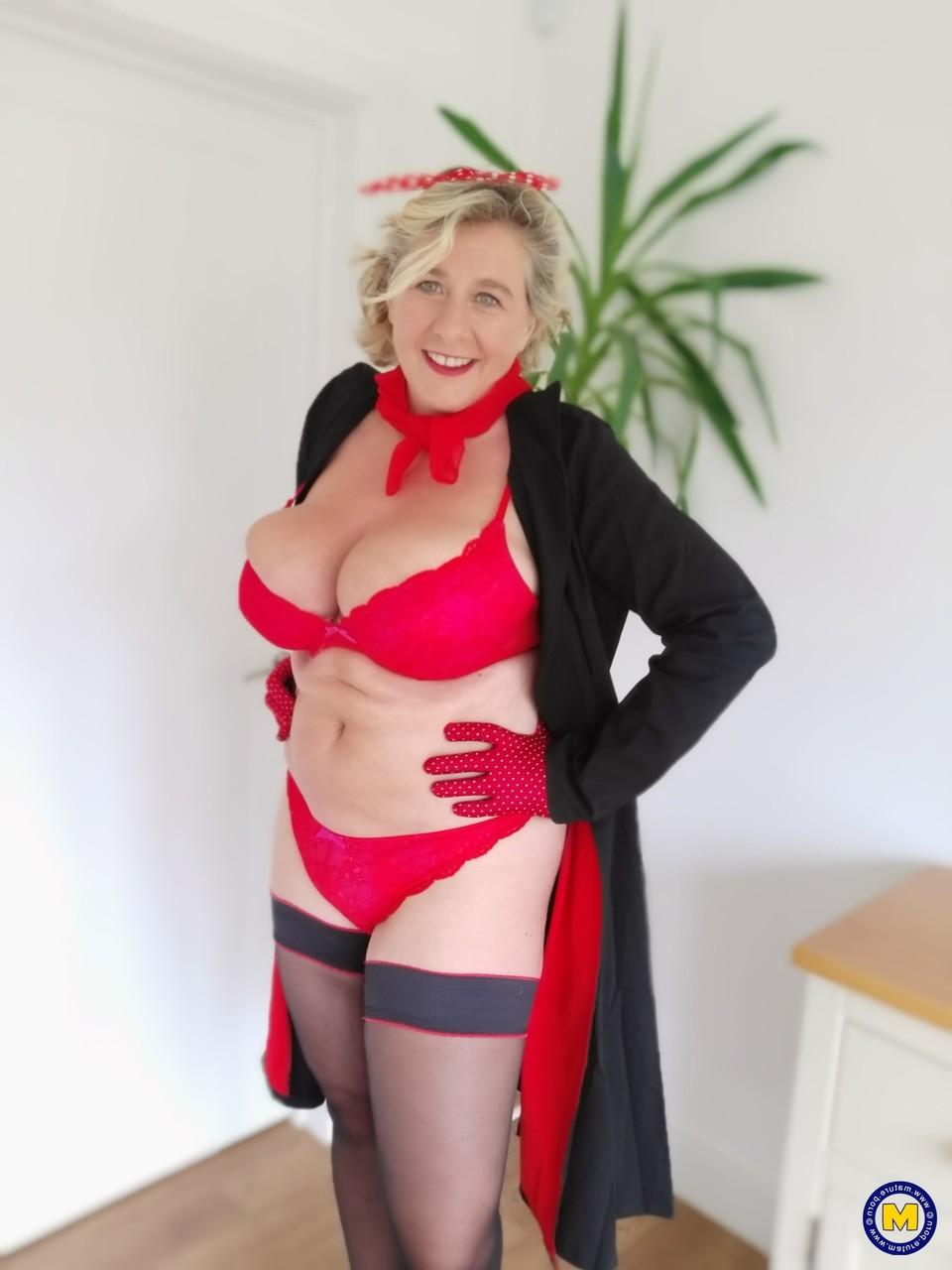 20P La grand-mère potelée Camilla Creampie vous taquine avec ses gros seins en lingerie sexy.