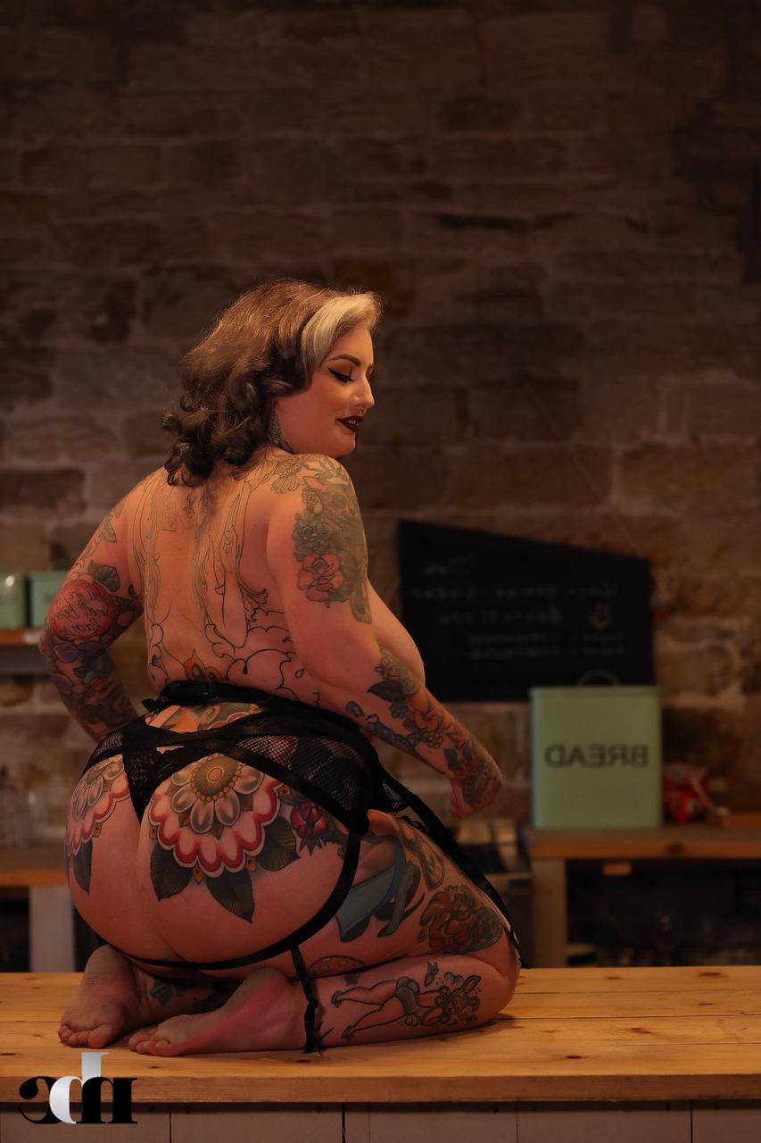 20P Chubby model Galda Lou shows her inked body in her lingerie & unveils her tits