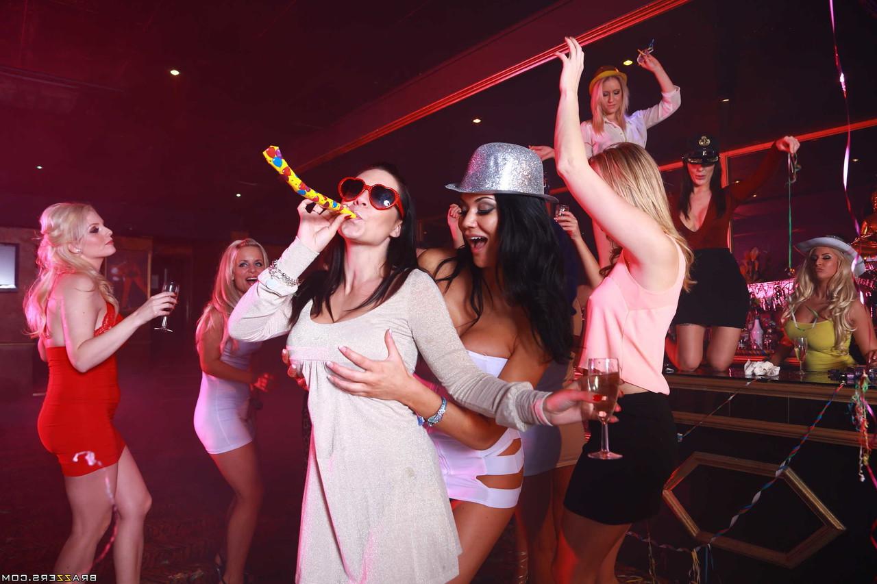 20P Vadias britânicas peitudas tiram a roupa e fodem em uma festa selvagem