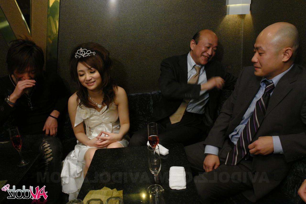 20P La petite asiatique Rui Yazawa fait un plan à quatre oral torride avec des vieillards.