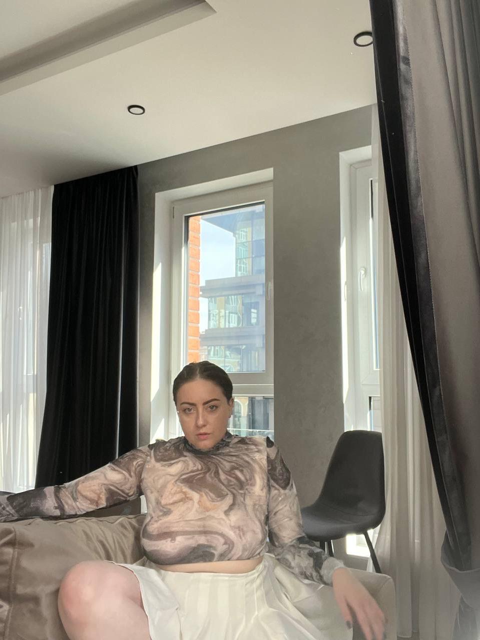 11P Das mollige OnlyFans-Babe Kristi KKK posiert in einem Solo ohne BH und Höschen
