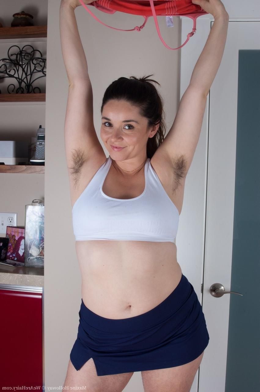 17P La sexy gordita Maxine Holloway muestra su coño peludo en una acción caliente en solitario