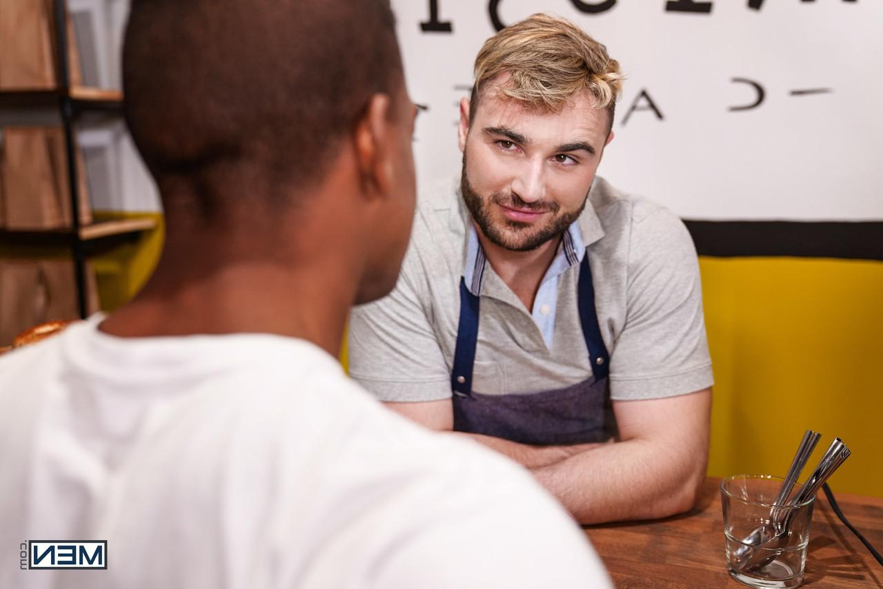 20P Der schwule Barista Michael Boston wird von dem muskulösen Ebenholzjungen Adrian Hart in den Arsch gefickt