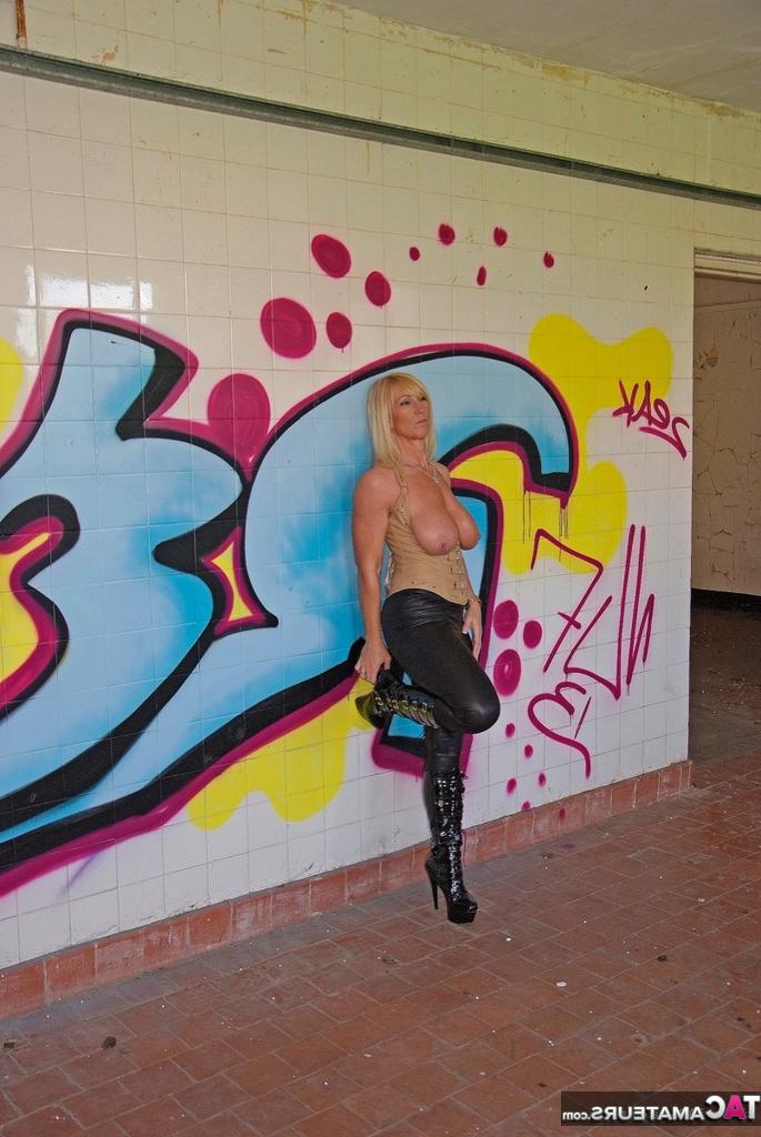 20P Die große, ältere Blondine Melody entblößt ihre großen Brüste in Lederhosen und Stiefeln