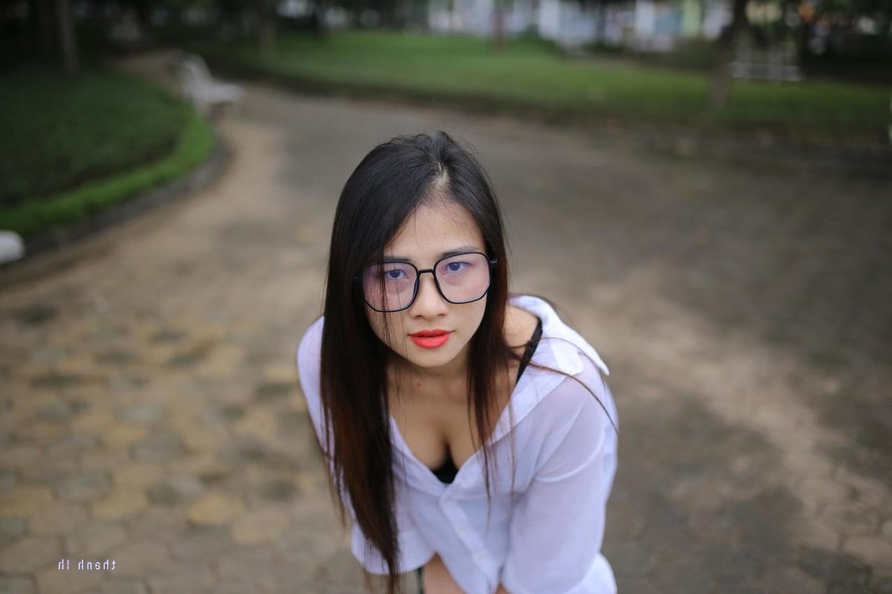 20P Doce asiática com óculos Elena posando com sua linda roupa em público
