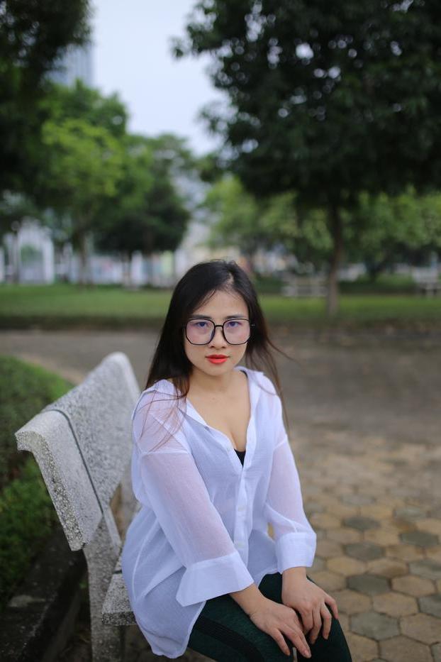 20P Doce asiática com óculos Elena posando com sua linda roupa em público