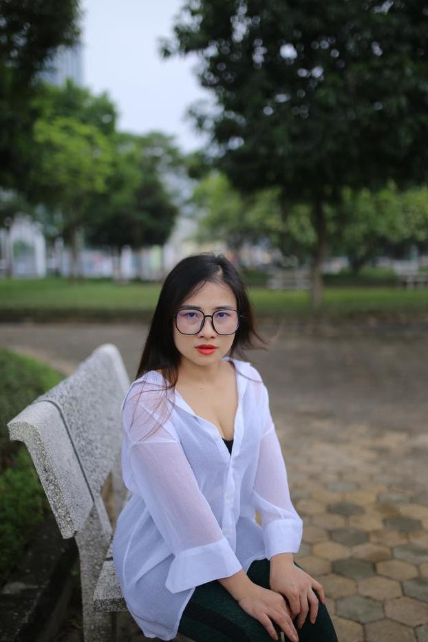 20P Doce asiática com óculos Elena posando com sua linda roupa em público