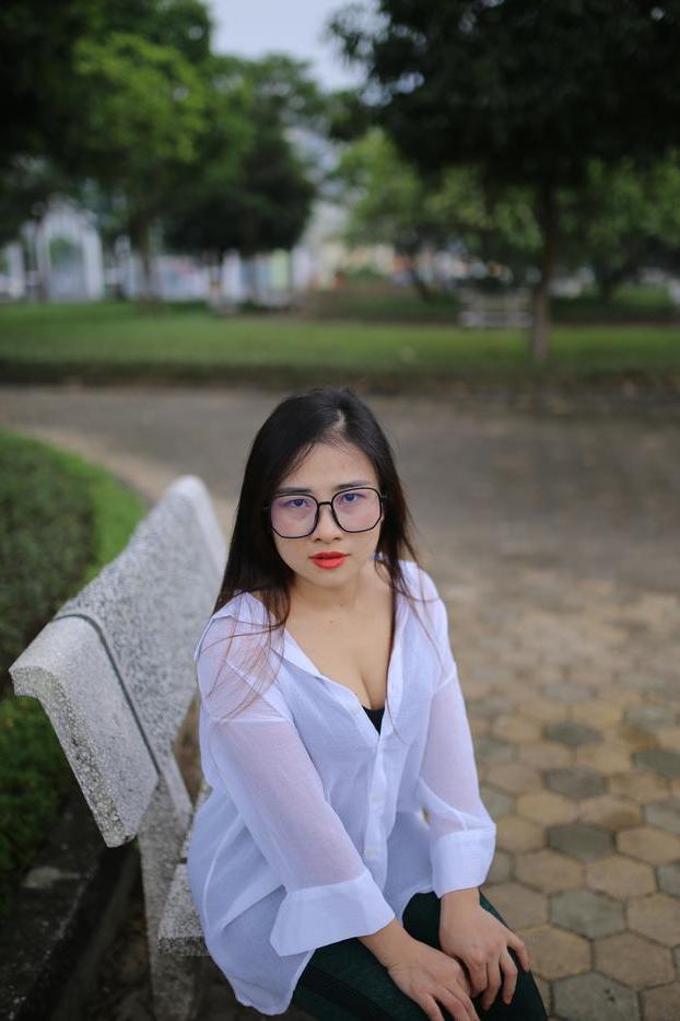 20P Doce asiática com óculos Elena posando com sua linda roupa em público