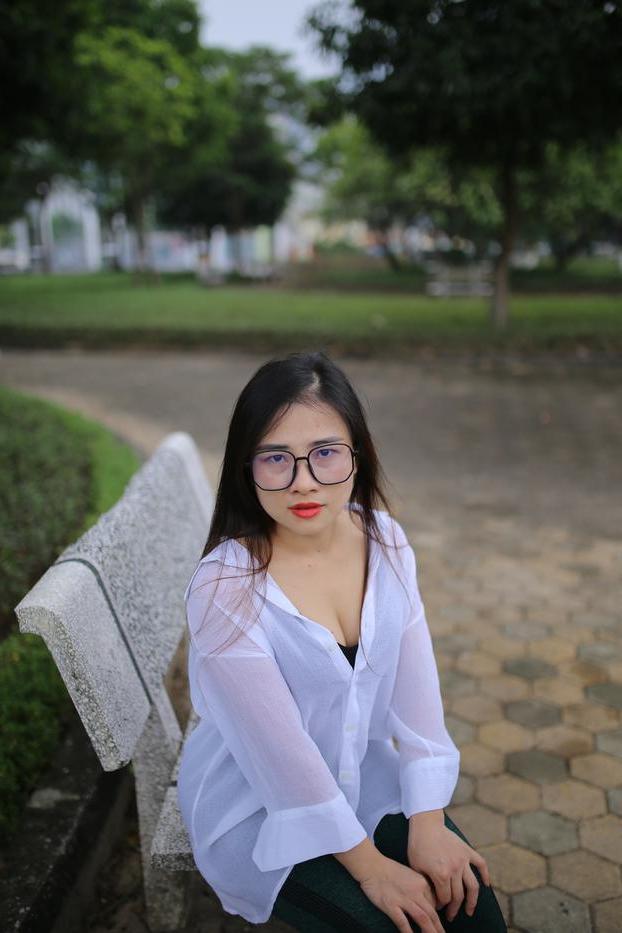 20P Doce asiática com óculos Elena posando com sua linda roupa em público