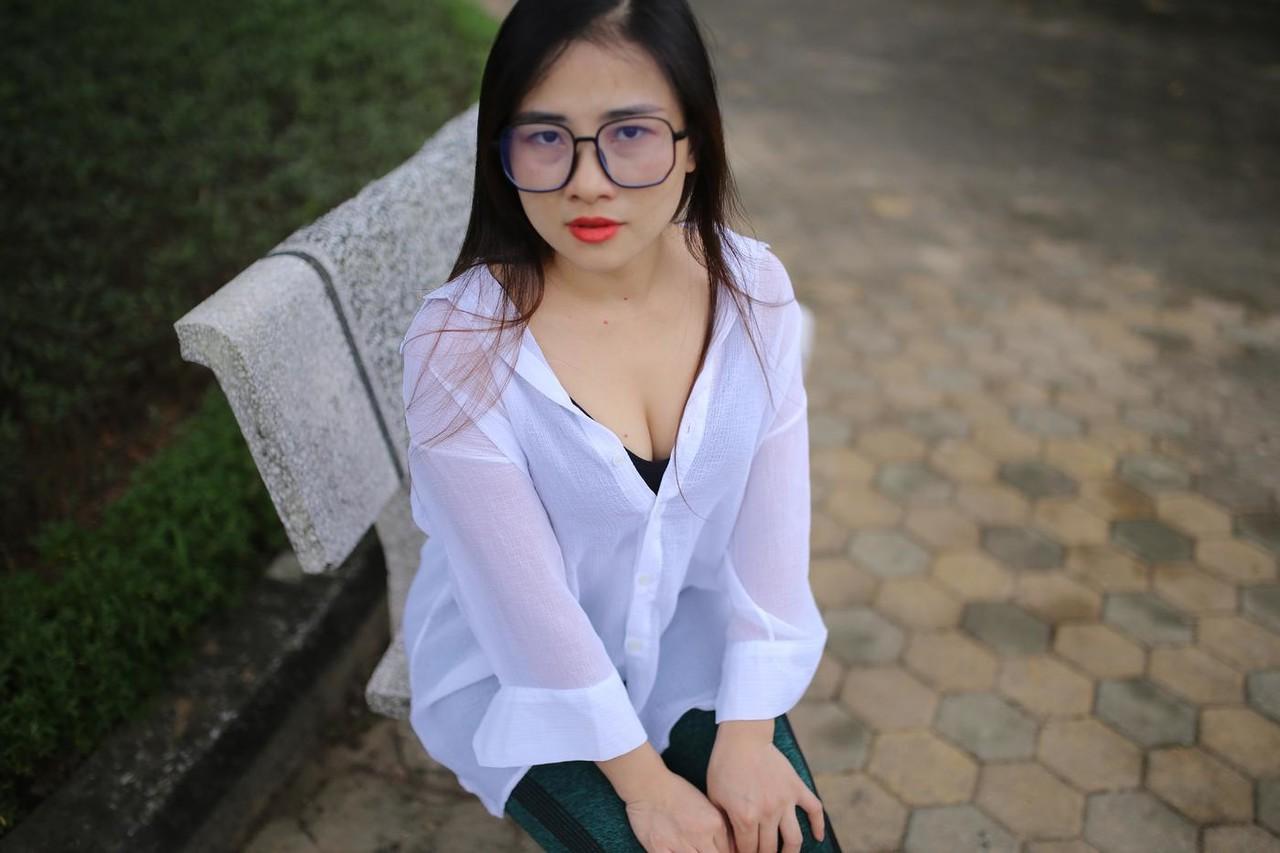 20P Doce asiática com óculos Elena posando com sua linda roupa em público