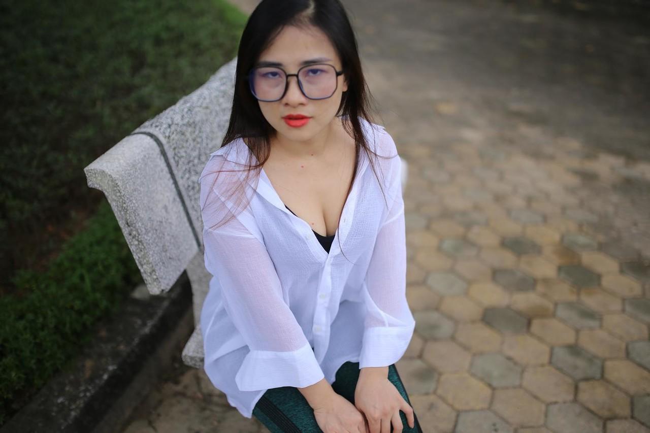 20P Doce asiática com óculos Elena posando com sua linda roupa em público
