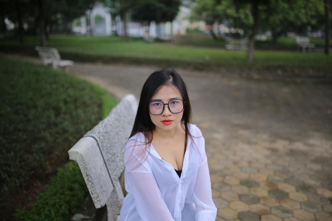20P Doce asiática com óculos Elena posando com sua linda roupa em público