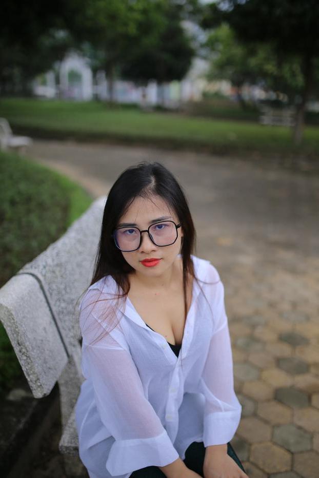 20P Doce asiática com óculos Elena posando com sua linda roupa em público