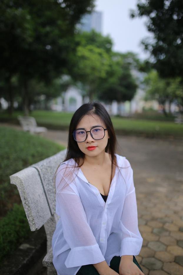20P Doce asiática com óculos Elena posando com sua linda roupa em público