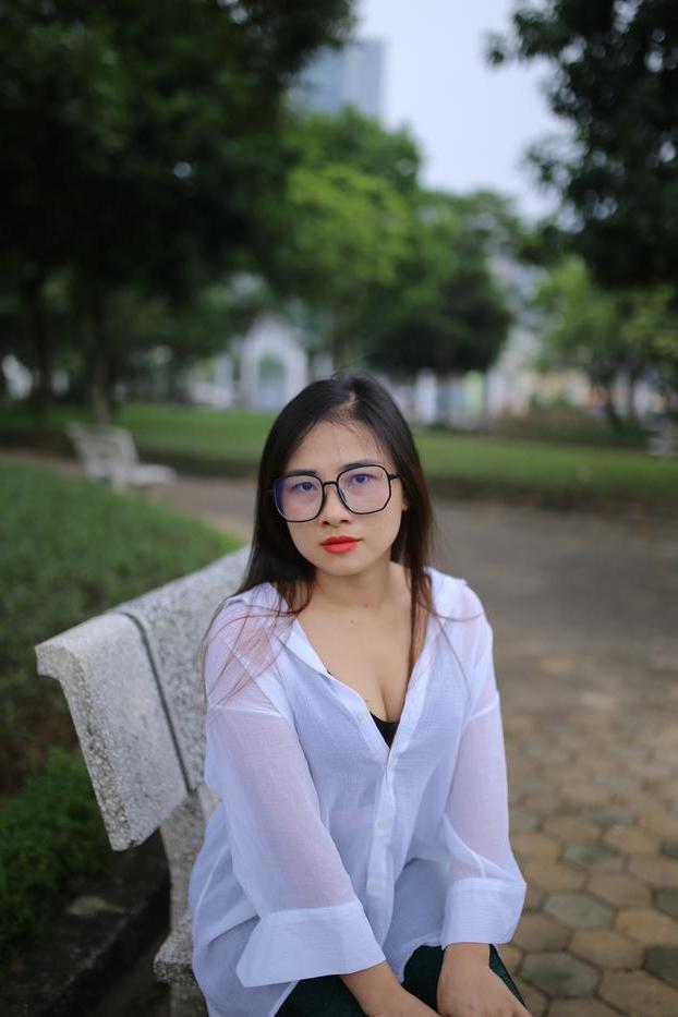 20P Doce asiática com óculos Elena posando com sua linda roupa em público