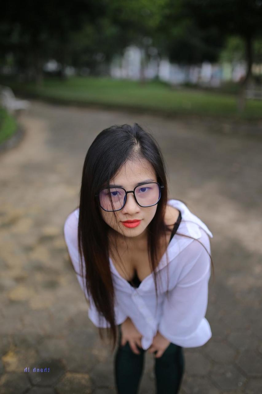 20P Doce asiática com óculos Elena posando com sua linda roupa em público