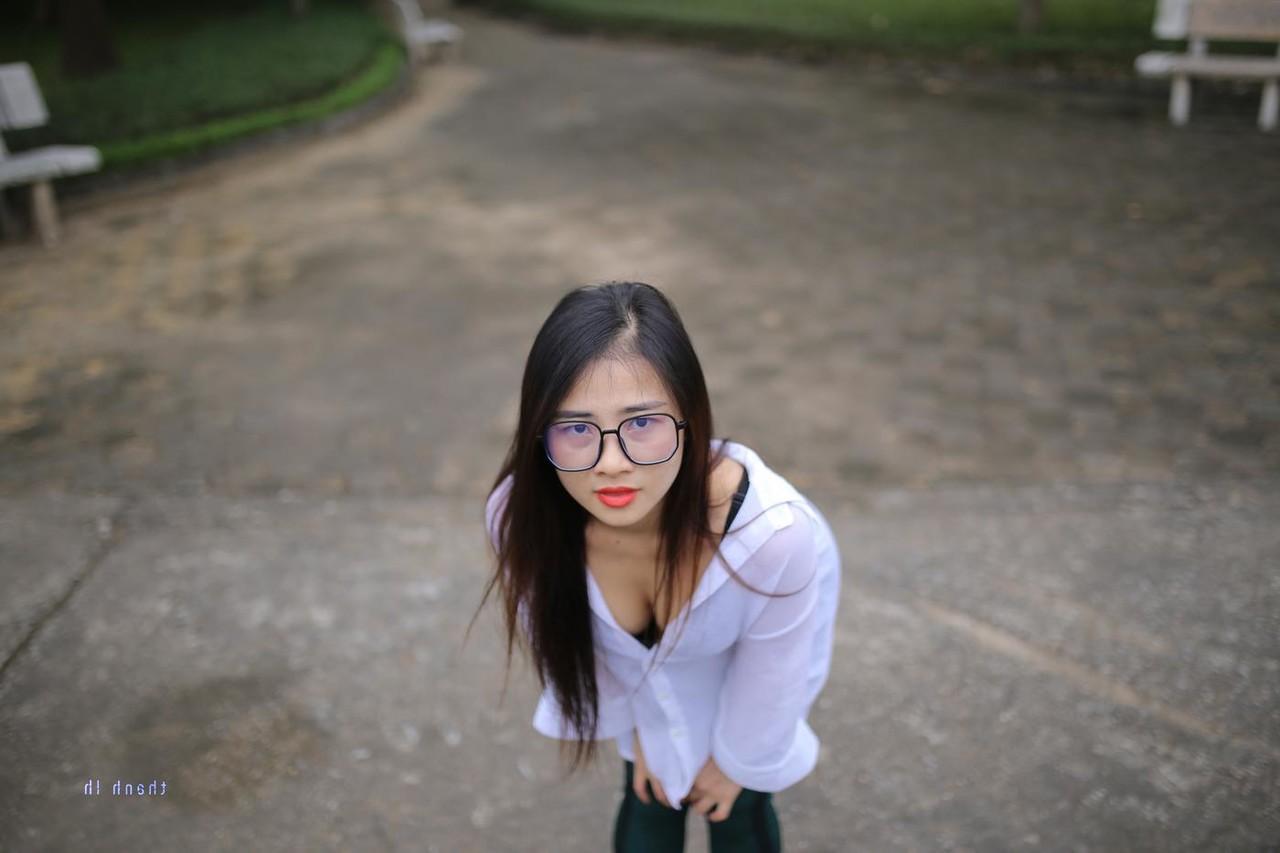 20P Doce asiática com óculos Elena posando com sua linda roupa em público